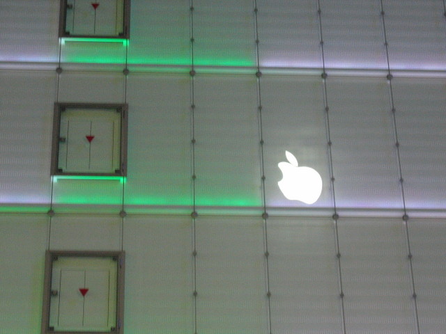 Apple logo reflection