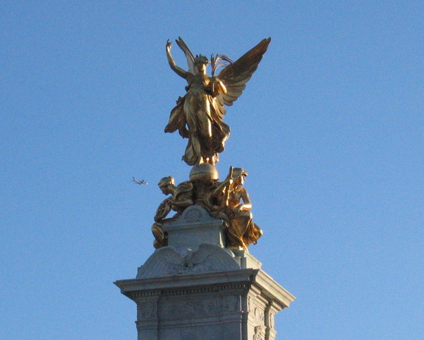 Golden statue at Buckingham